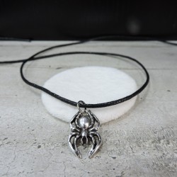 FPD76  CORDED NECKLACE SPIDER