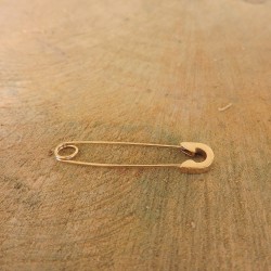 SSTER0209   Gold Safety pin...